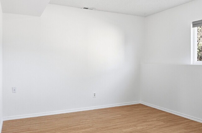 Foto del edificio - $1,645.95, 2 bed, 1 bath located in Colorado Springs with a large fenced backyard.