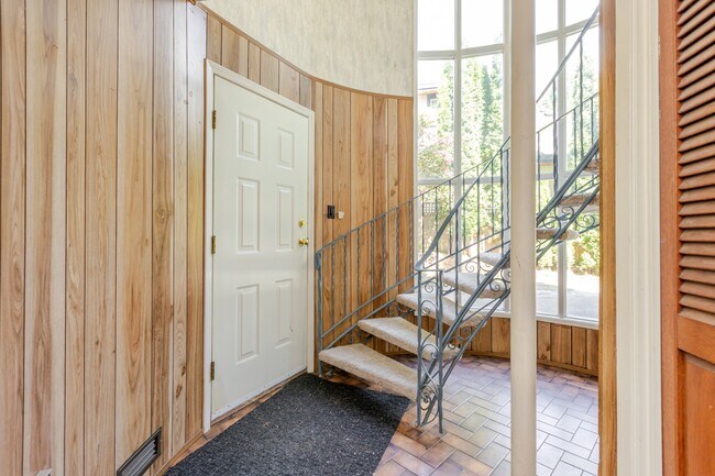 Building Photo - Spacious 5 Bed 2.5 Bath 2 Story Detached H...