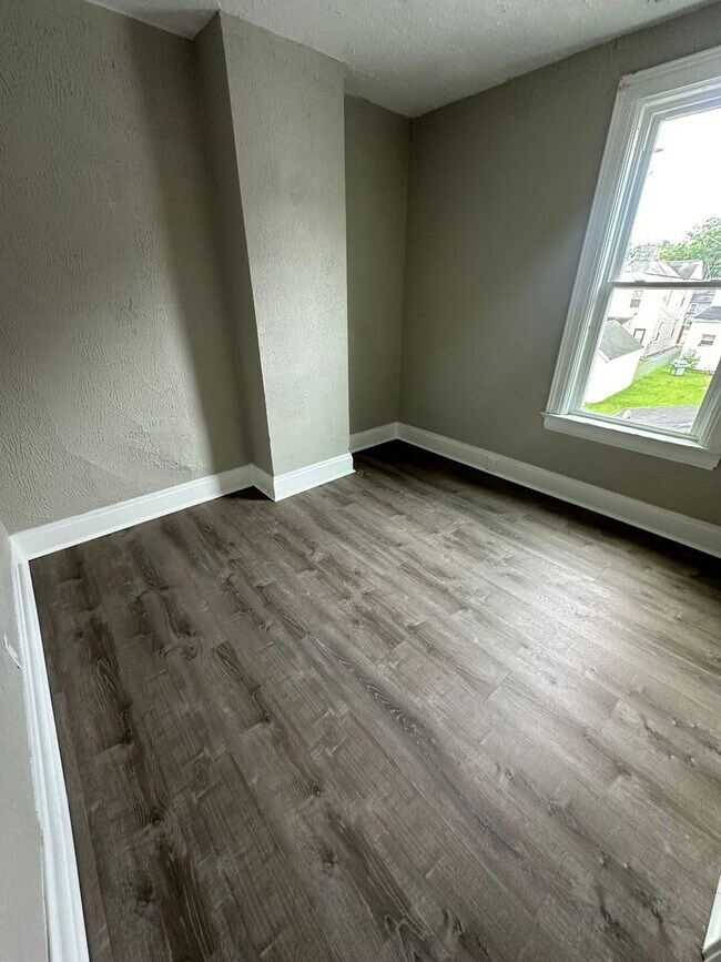 Foto del edificio - Beautiful Spacious 2 Bedroom Apt. Upstairs Unit in Duplex