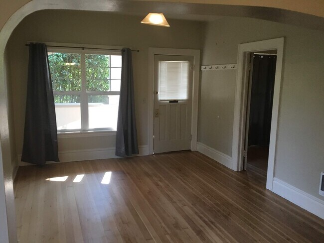 Foto del edificio - Great 2 Bedroom Bungalow Near Downtown and...