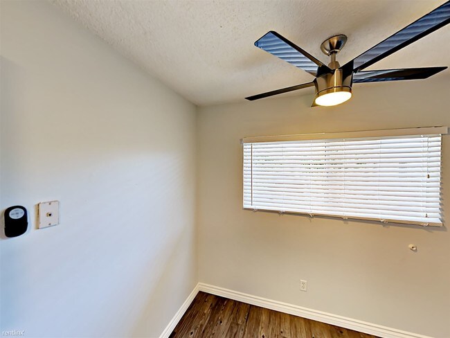 Building Photo - 2 br, 1 bath Apartment - 340 N 1st St N