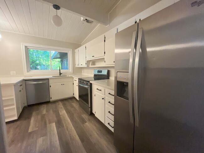 Foto del edificio - Stylishly Renovated 4-Bedroom Ranch in Ced...