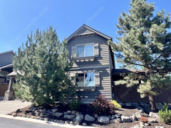 Building Photo - 4 BR - 2.5 BA Luxury Golf Course Living on...