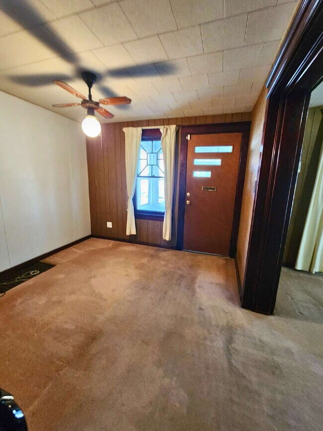 Building Photo - 4 bed 2 bath with 1st floor bedroom and ba...