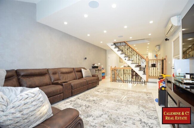 Foto del edificio - 2048 E 72nd St