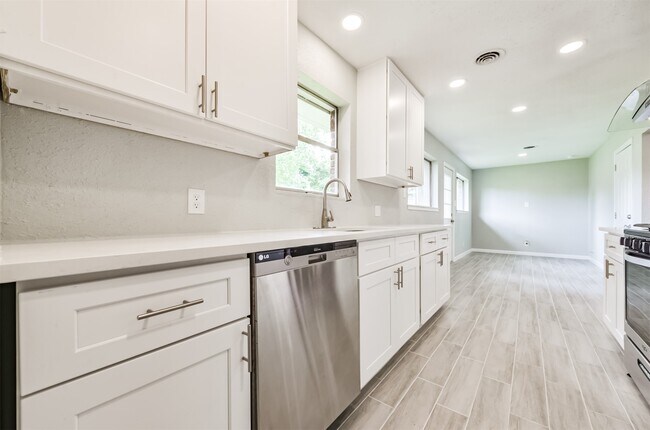 Foto del edificio - 9631 Bundy Ln