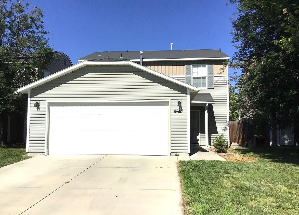 Foto principal - 6651 S Acacia Ave