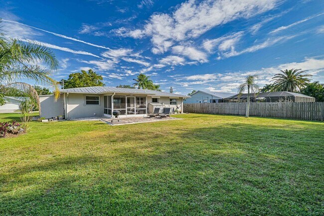 Foto del edificio - ** Charming Villa in Bonita Springs ~ Completely Renovated ~ Furnished ~ 1 Car Garage **