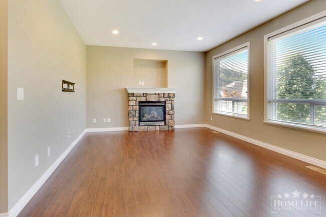 Building Photo - Comfortable & Spacious 3 Bed, 1 Den, & 2.5 Bath - Upper 2 floors of Home for Rent in Promontory!