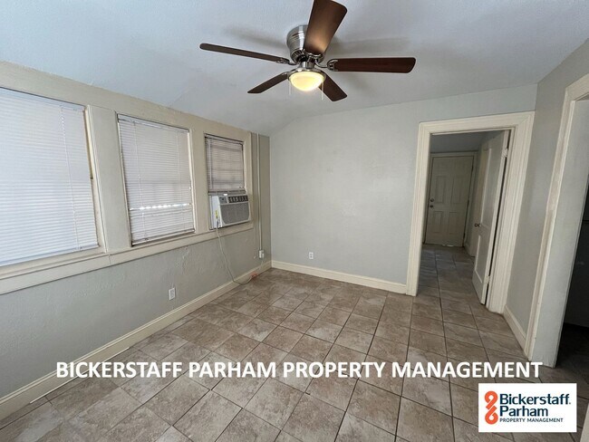 Building Photo - Charming Unit In The Lake Bottom Area Near...