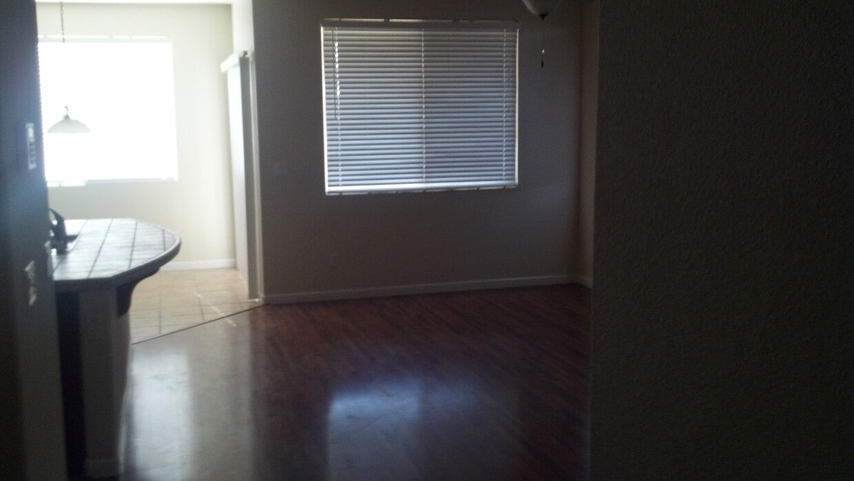 Building Photo - GREAT Elk Grove Home!  BEAUTIFUL Corner Lo...