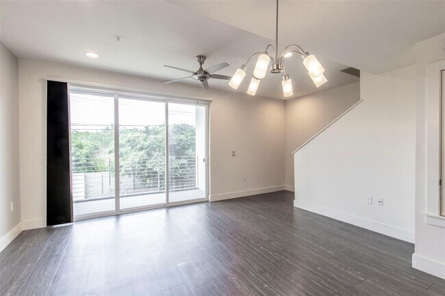 Building Photo - 604 N Bluff Dr
