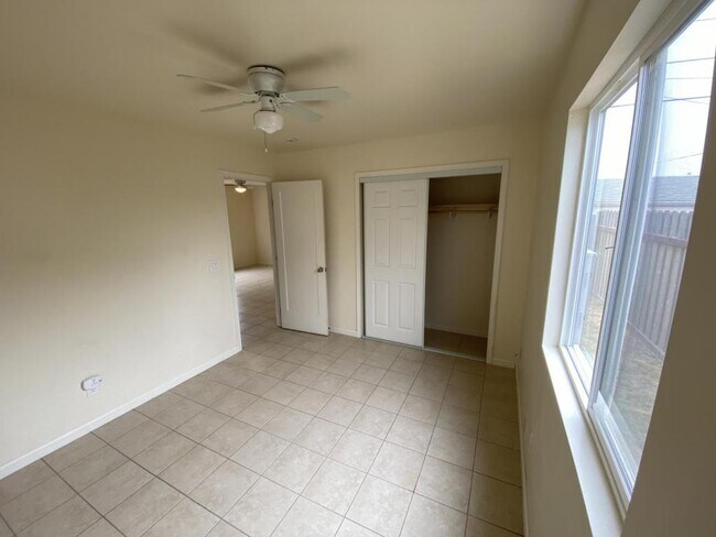 Building Photo - 2107 Sunset Ave