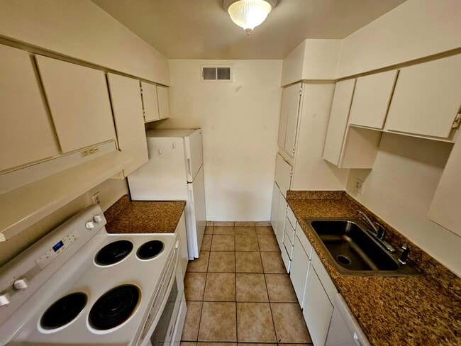 Building Photo - Spacious 2/1 Condo in Gated Community