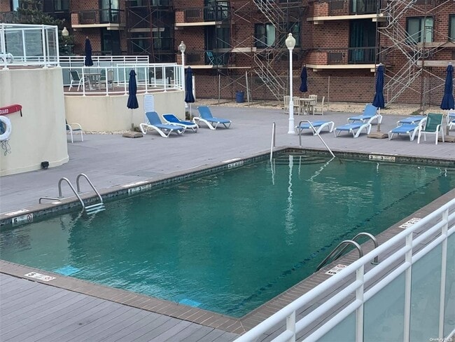 Building Photo - 750 W Broadway