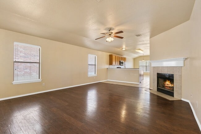 Foto del edificio - Charming Home Awaits: Spacious & Modern Li...