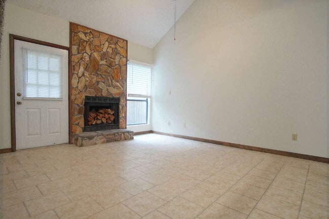 Building Photo - Spacious End-Unit Townhome with Lake Views...