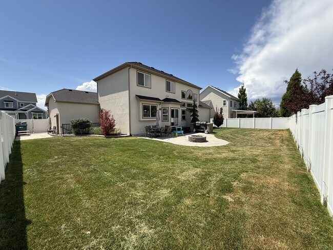 Building Photo - 744 W Ridgeline Dr