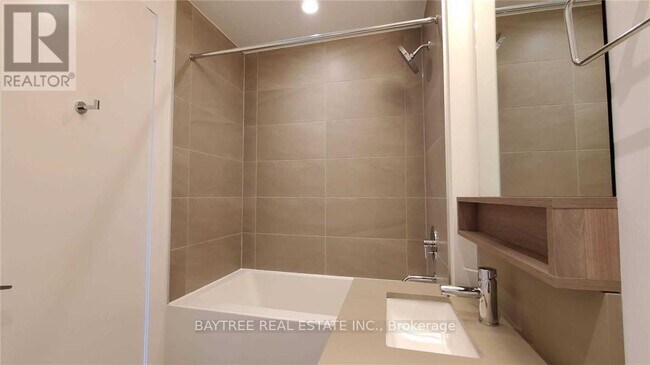 Photo du bâtiment - 950 Portage Pkwy