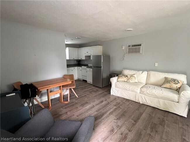 Foto del edificio - 685 Lake June Rd