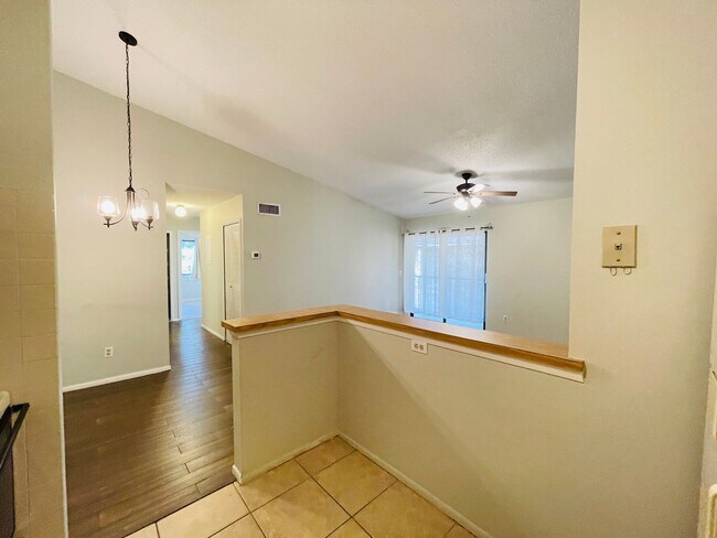 Building Photo - Luxurious 2-Bedroom, 2-Bathroom Lakeview C...