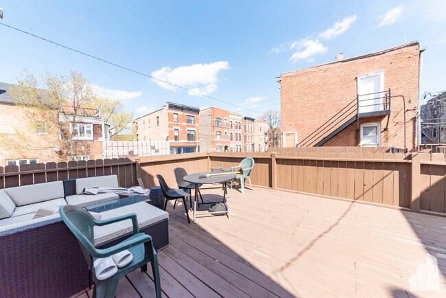 Foto del edificio - 957 N Wolcott Ave