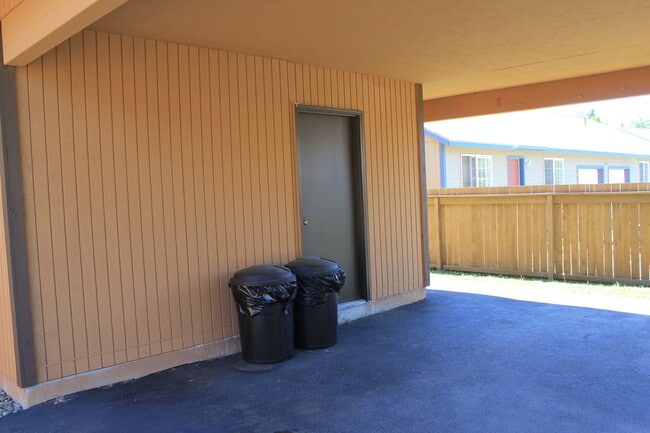 Building Photo - 1308 N Brooklane St