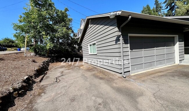 Building Photo - Spacious 4BD I 2BA Home w/ Separate Living...