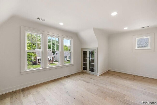 Foto del edificio - 310 E Harry Ave