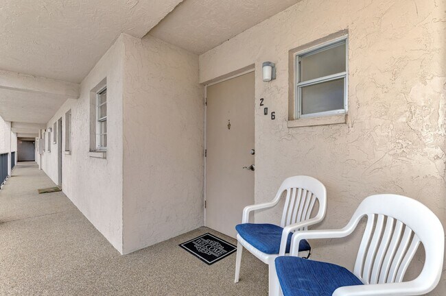 Foto del edificio - BEAULTIFUL 1 BEDROOM, 1 BATHROOM CONDO LOCATED JUST MINUTES FROM VENICE BEACH!