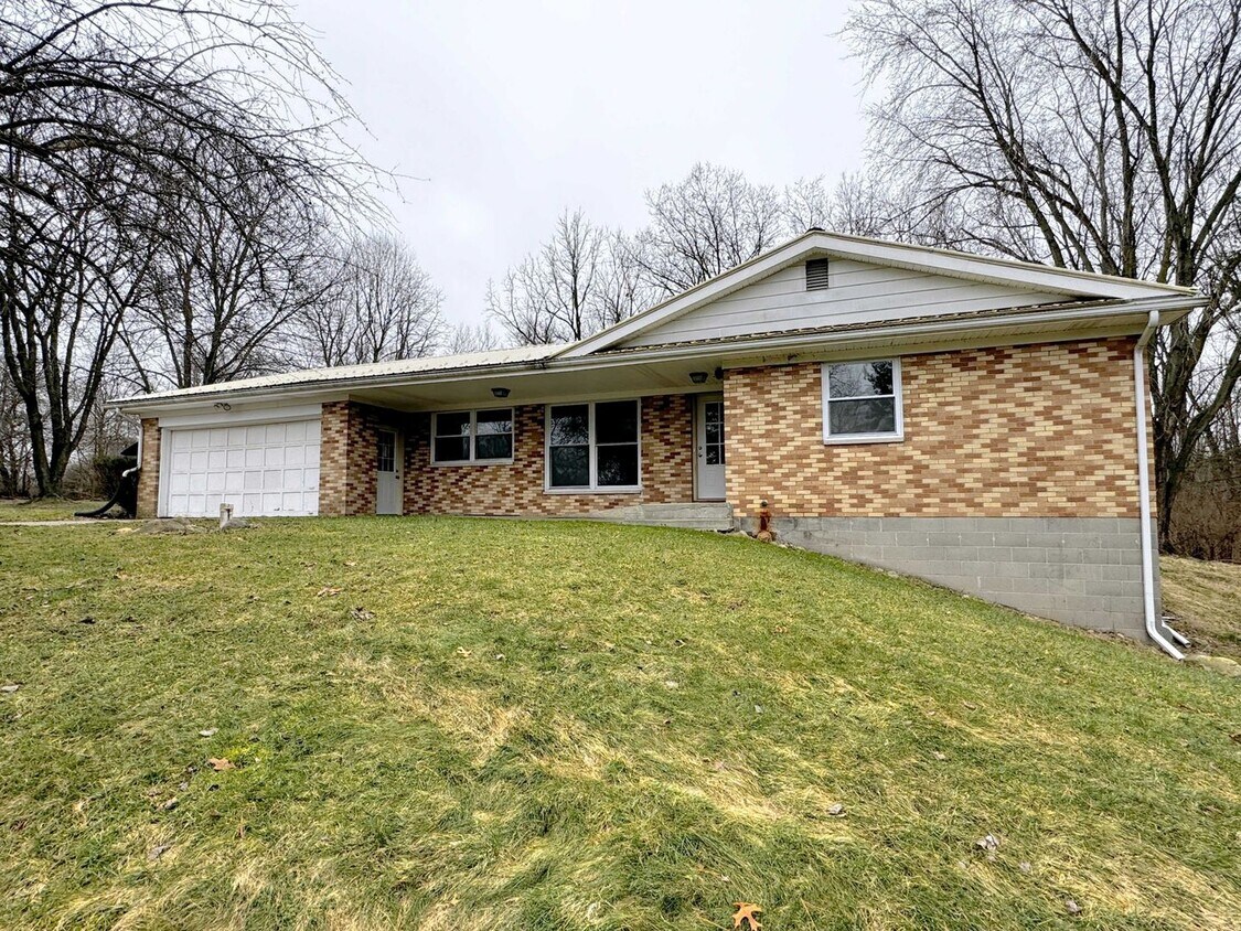 Primary Photo - Country Living with a 3-Bedroom, 2-Bath Ho...