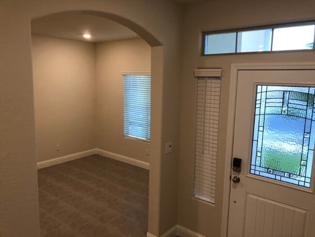 Building Photo - 2047 W Sunnyview Ave