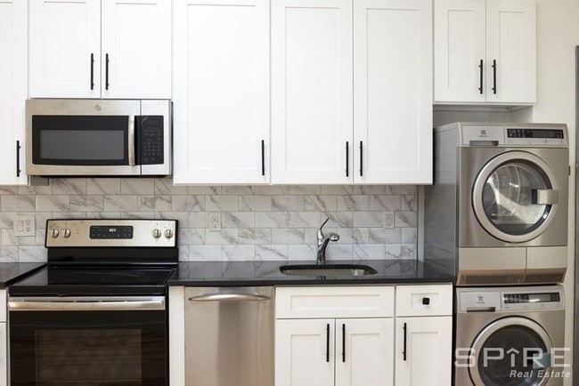 Building Photo - Renovated 2 Bedroom Apartment