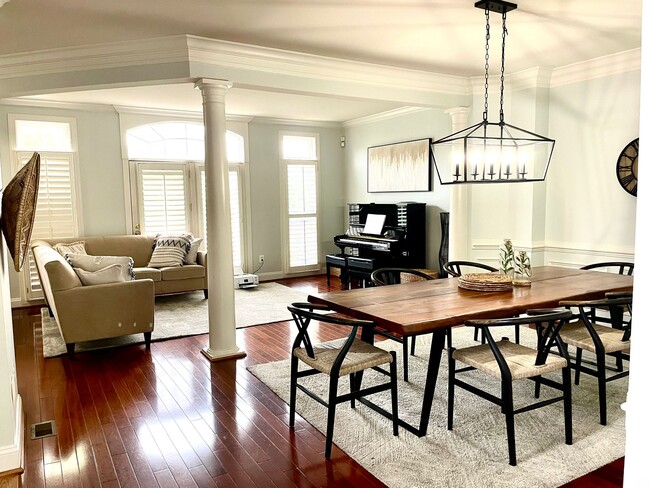 Formal Living Room - 10017 Blake Ln