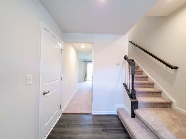 Foto del edificio - 3 Bd, 2.5 Ba End-Unit Townhome Offers Comf...