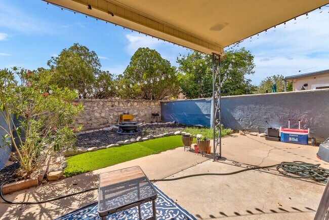 Foto del edificio - Spacious & Stylish Two-Story Duplex That T...