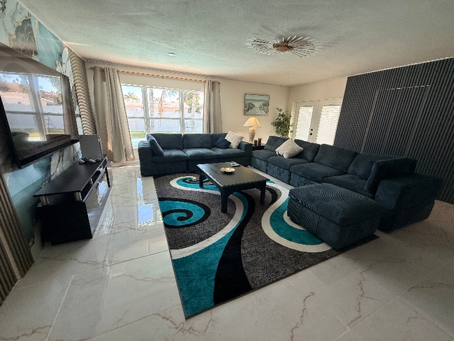 Foto del edificio - 4381 Shore Acres Blvd NE