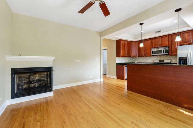 Building Photo - 814 W Aldine Ave
