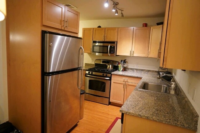 Building Photo - Quaker Green Professional Condo