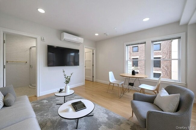 Foto del edificio - 584 E Main St