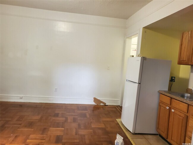Building Photo - 37-50-3786 86th St