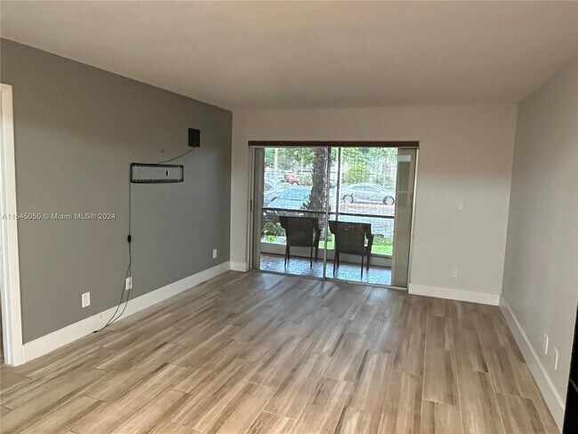 Foto del edificio - 17000 NW 67th Ave