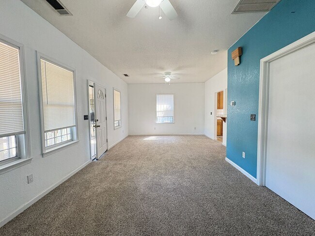 Foto del edificio - Charming 2 Bed, 1 Bath Single-Story Home