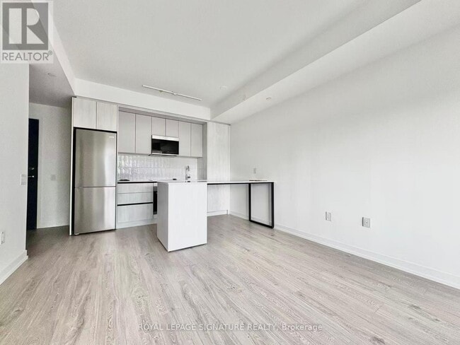 Photo du bâtiment - 2485-2485 Eglinton Ave W
