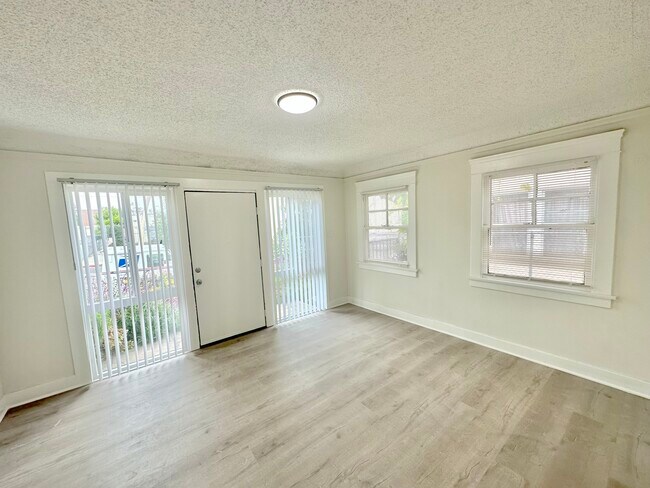 Building Photo - 873 N Heliotrope Dr