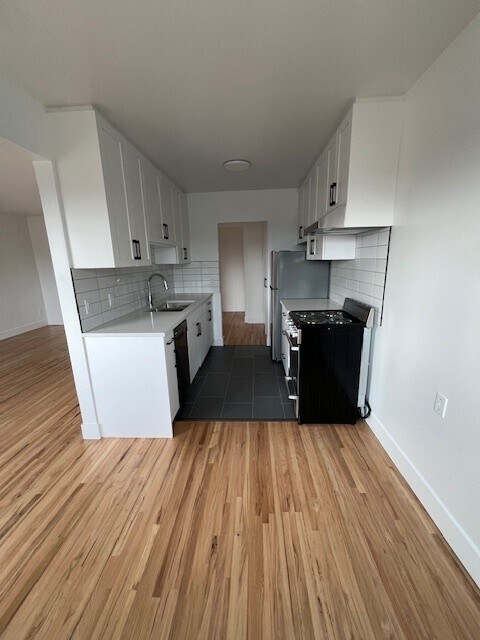 Photo du bâtiment - Newly Renovated, Bright Top Floor in Willingdon Heights