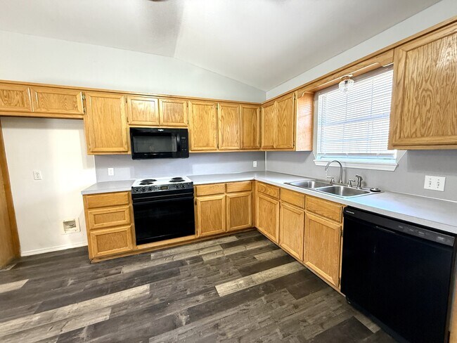 Building Photo - 2412 Cimmaron Dr