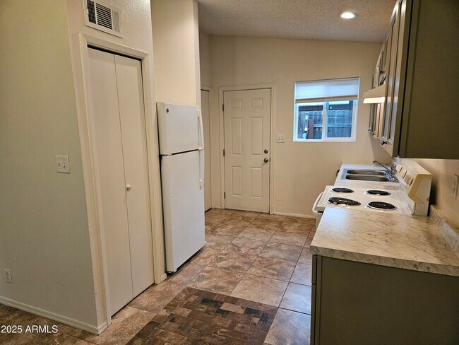 Building Photo - 6245 E Glencove Cir