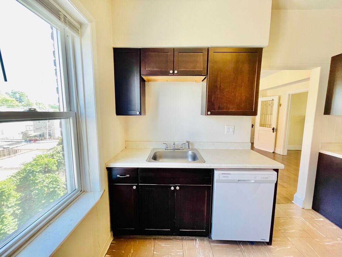 Primary Photo - 2350 W Cullom Ave
