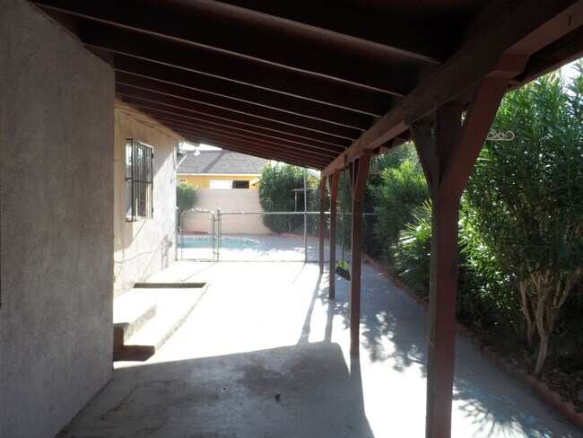 Building Photo - 3 Bedroom 1.5 Bathroom Home w/ Pool